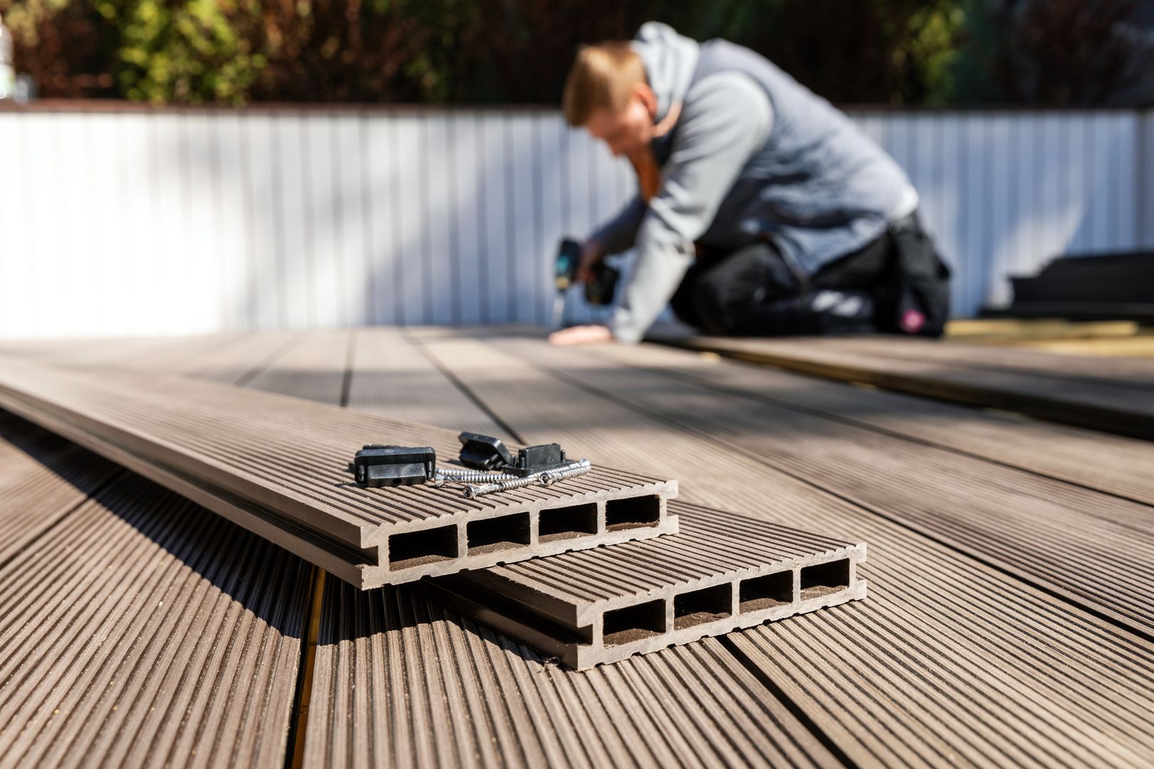 Ein Mann, der gerade eine Terrasse baut.